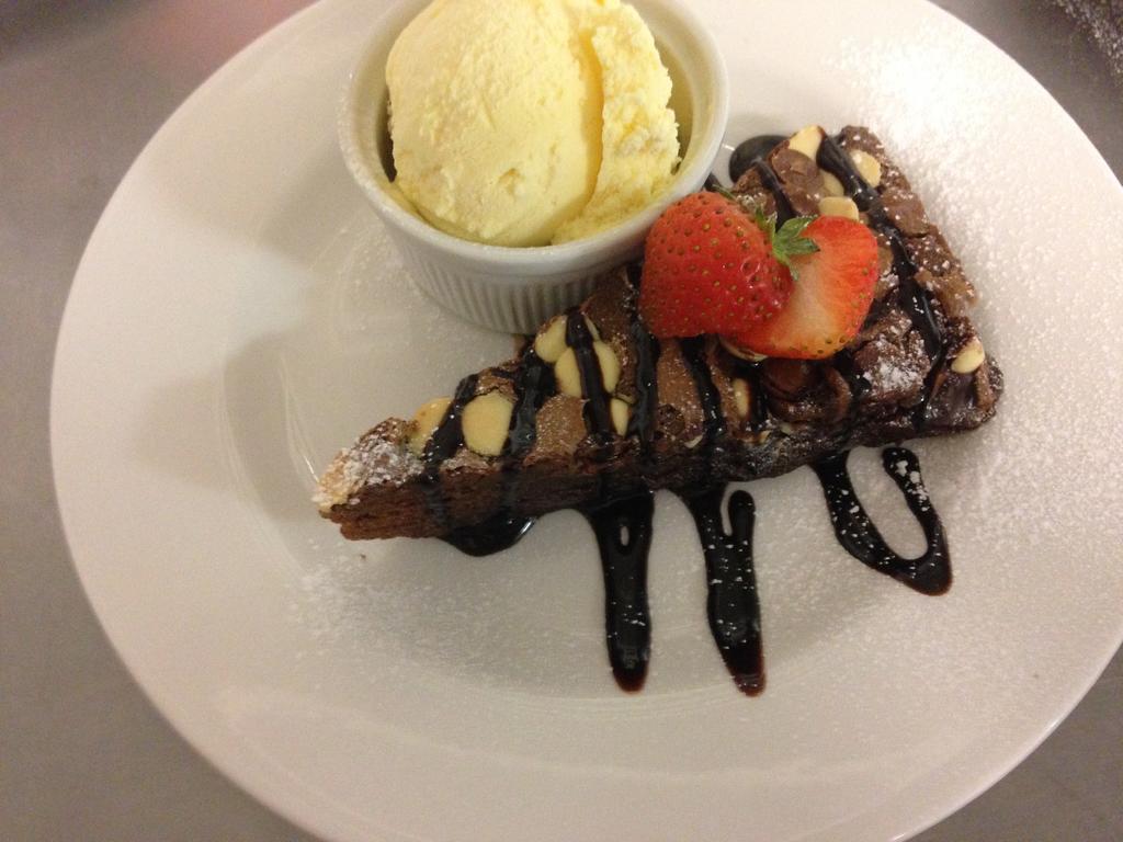 Old Church House Inn นิวตันแอบบ็อต ภายนอก รูปภาพ